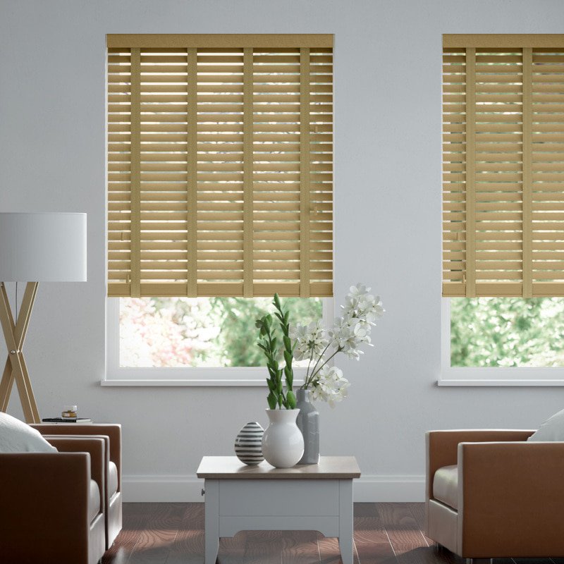 breite Holz-Jalousie auf Maß mit feiner Struktur lasiert - Cappucino