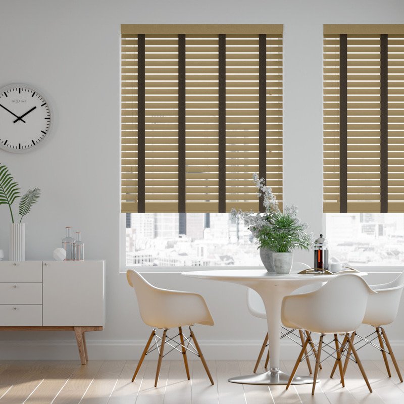 Jaloustore 50mm breite Holzjalousie nach Maß mit feiner Struktur lasiert Cappucino & Dunkles Khaki - Bild 0