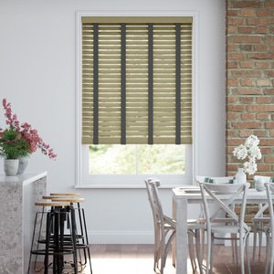 50mm breite Holzjalousie nach Maß mit feiner Struktur lasiert