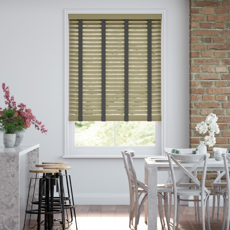 Jaloustore 50mm breite Holzjalousie nach Maß mit feiner Struktur lasiert Greige & Anthrazit - Bild 0