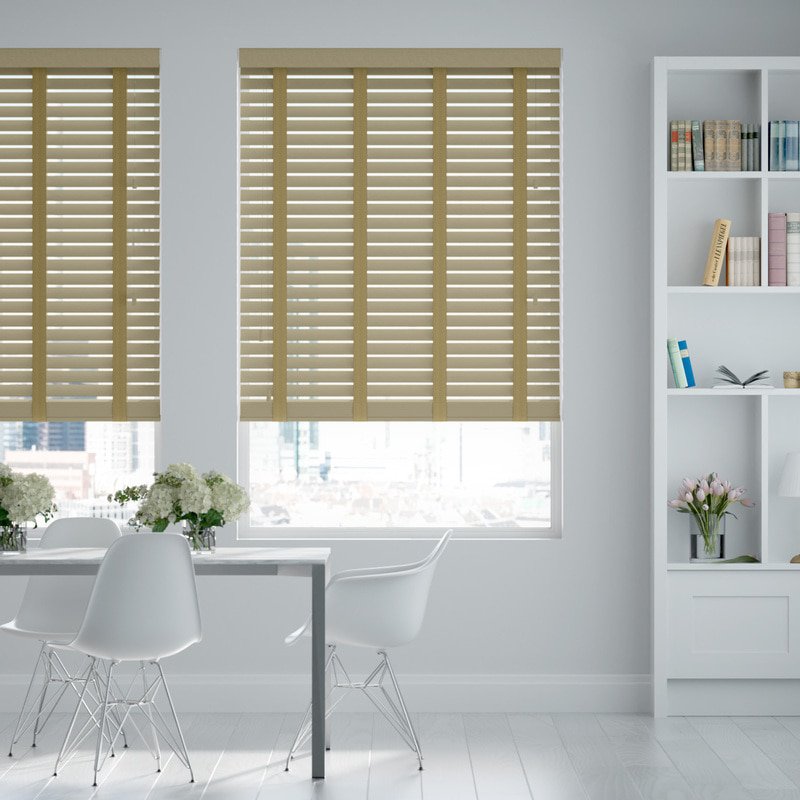 Jaloustore 50mm breite Holzjalousie nach Maß mit feiner Struktur lasiert Greige & Dunkel Beige - Bild 0