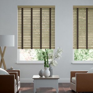 50mm breite Holzjalousie nach Maß mit feiner Struktur lasiert