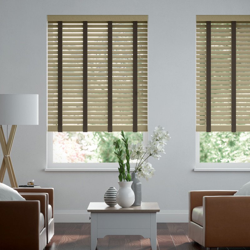 Jaloustore 50mm breite Holzjalousie nach Maß mit feiner Struktur lasiert Greige & Dunkles Khaki - Bild 0
