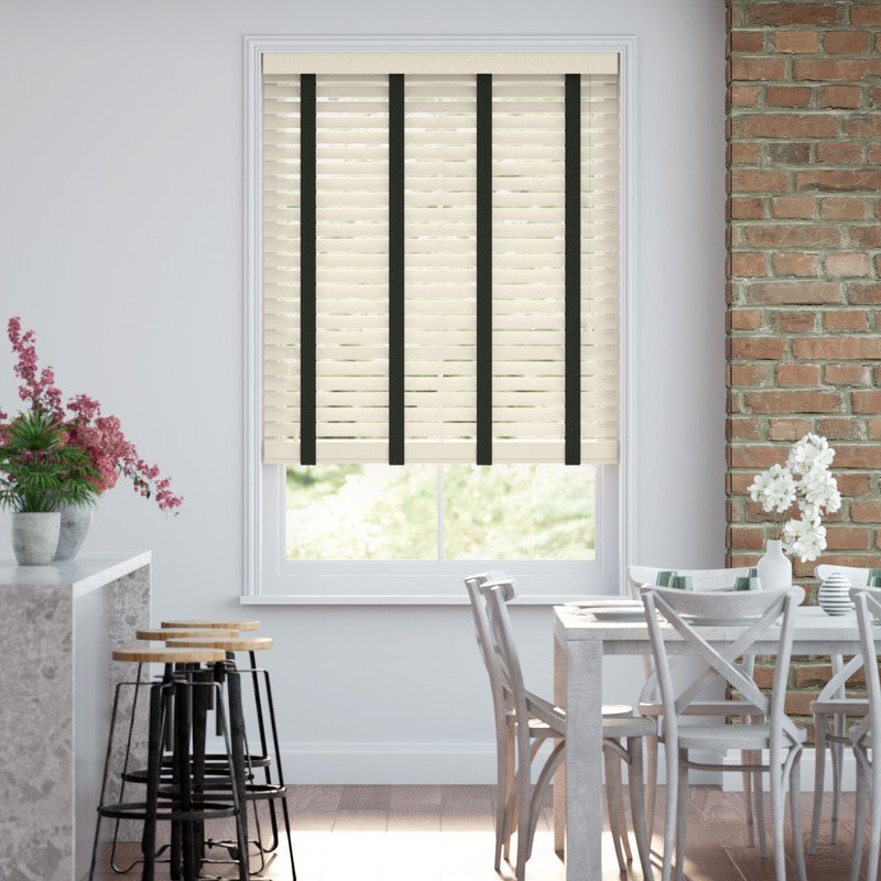 Jaloustore 50mm breite Holzjalousie nach Maß mit grober Struktur lasiert Creme-Weiß & Schwarz - Bild 0