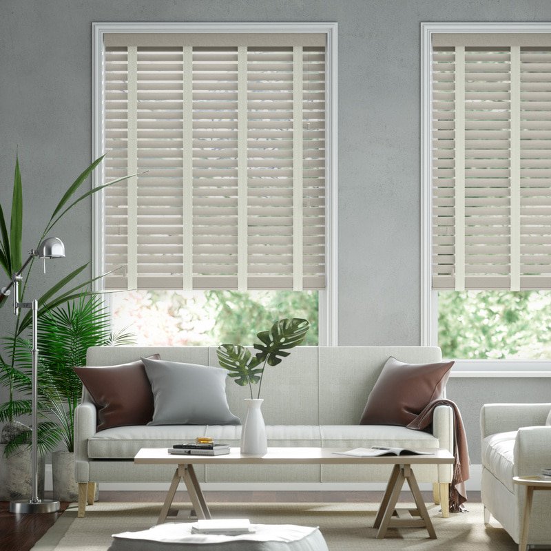 Jaloustore 50mm breite Holzjalousie nach Maß mit grober Struktur lasiert Hellgrau & Creme - Bild 0