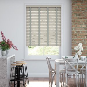 50mm breite Holzjalousie nach Maß mit grober Struktur lasiert