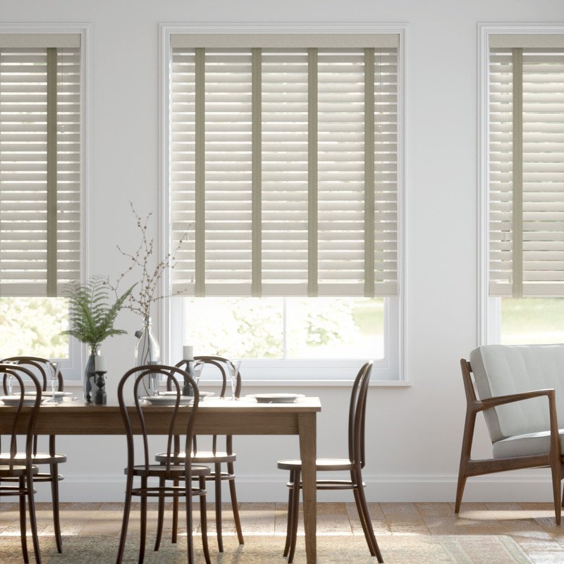 Jaloustore 50mm breite Holzjalousie nach Maß mit grober Struktur lasiert Hellgrau & Auster - Bild 0