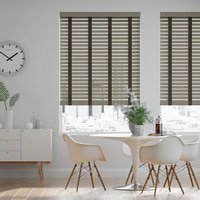 Jaloustore 50mm breite Holzjalousie nach Maß mit grober Struktur lasiert Warmgrau & Dunkles Khaki - Vorschau 0