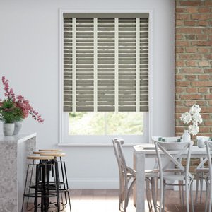 50mm breite Holzjalousie nach Maß mit grober Struktur lasiert