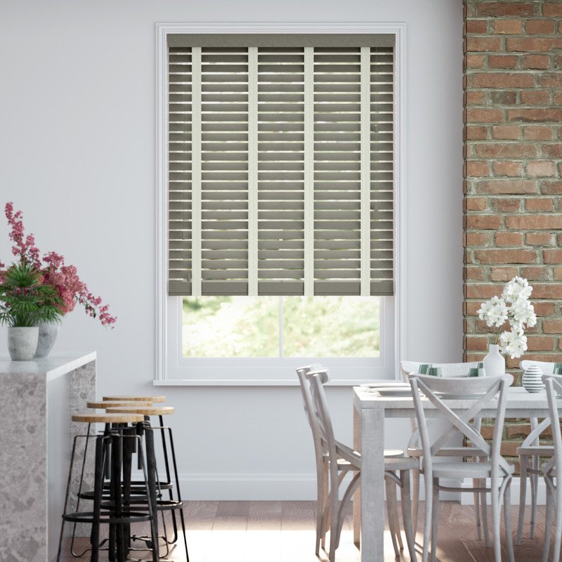 Jaloustore 50mm breite Holzjalousie nach Maß mit grober Struktur lasiert Warmgrau & Creme - Bild 0