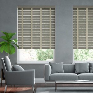 50mm breite Holzjalousie nach Maß mit grober Struktur lasiert