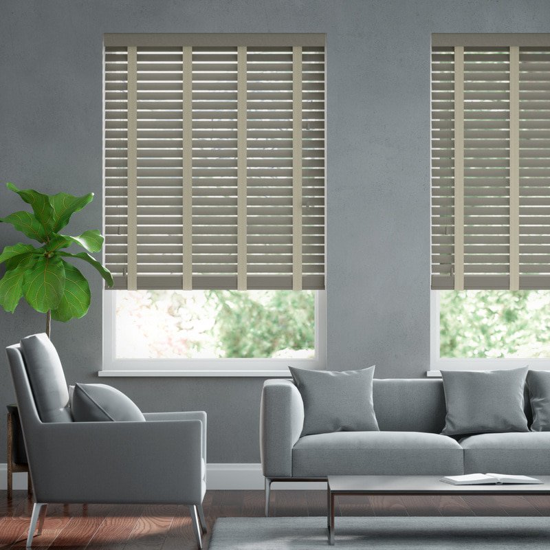Jaloustore 50mm breite Holzjalousie nach Maß mit grober Struktur lasiert Warmgrau & Auster - Bild 0