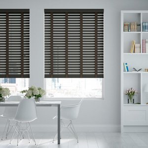 50mm breite Holzjalousie nach Maß mit grober Struktur lasiert