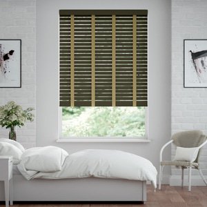 50mm breite Holzjalousie nach Maß mit grober Struktur lasiert