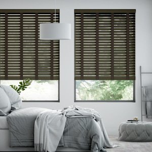 50mm breite Holzjalousie nach Maß mit grober Struktur lasiert