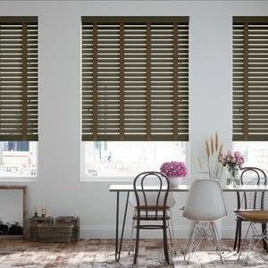 50mm breite Holzjalousie nach Maß mit grober Struktur lasiert