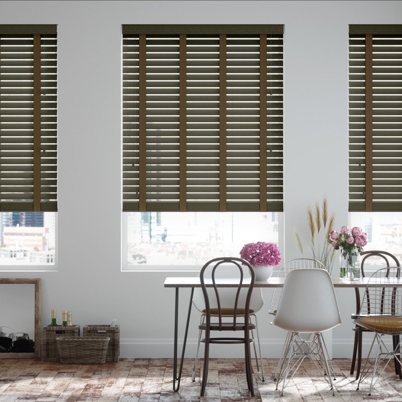 Jaloustore 50mm breite Holzjalousie nach Maß mit grober Struktur lasiert Khaki & Wallnuss - Bild 0