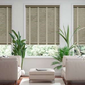 50mm breite Holzjalousie nach Maß mit grober Struktur lasiert