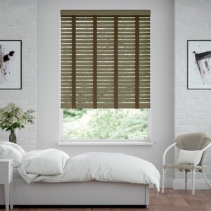 50mm breite Holzjalousie nach Maß mit grober Struktur lasiert