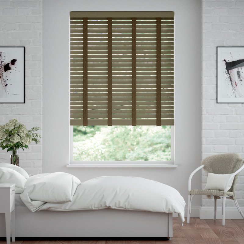 Jaloustore 50mm breite Holzjalousie nach Maß mit grober Struktur lasiert Khaki-Braun & Wallnuss - Bild 0
