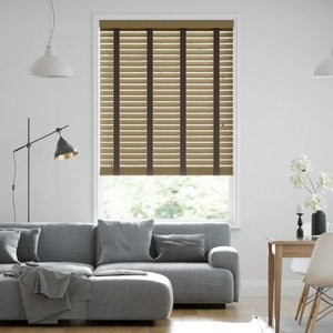 50mm breite Holzjalousie nach Maß mit grober Struktur lasiert