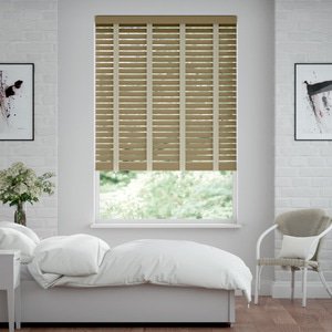 50mm breite Holzjalousie nach Maß mit grober Struktur lasiert