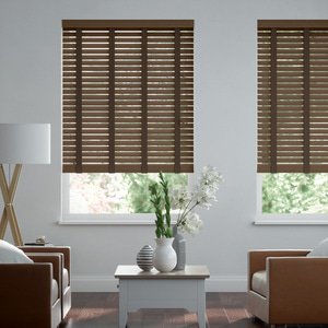 50mm breite Holzjalousie nach Maß mit grober Struktur lasiert