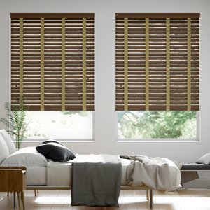 50mm breite Holzjalousie nach Maß mit grober Struktur lasiert