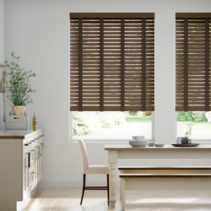 50mm breite Holzjalousie nach Maß mit grober Struktur lasiert